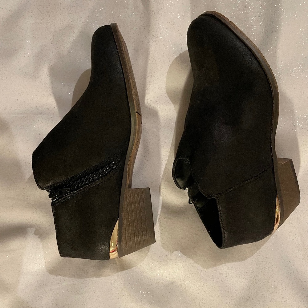 Suede sz 8 gold detail on heel Mossimo zipper on inside